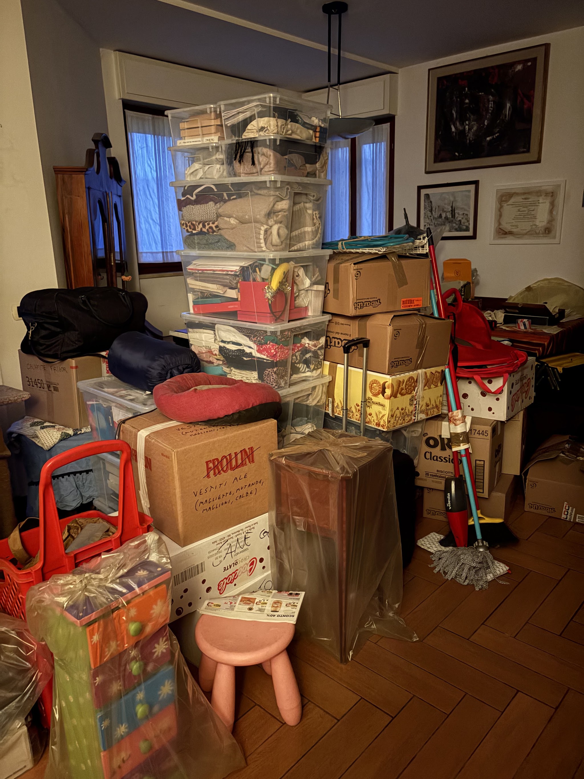 Stanza con scatole e arredi pronti per il trasloco