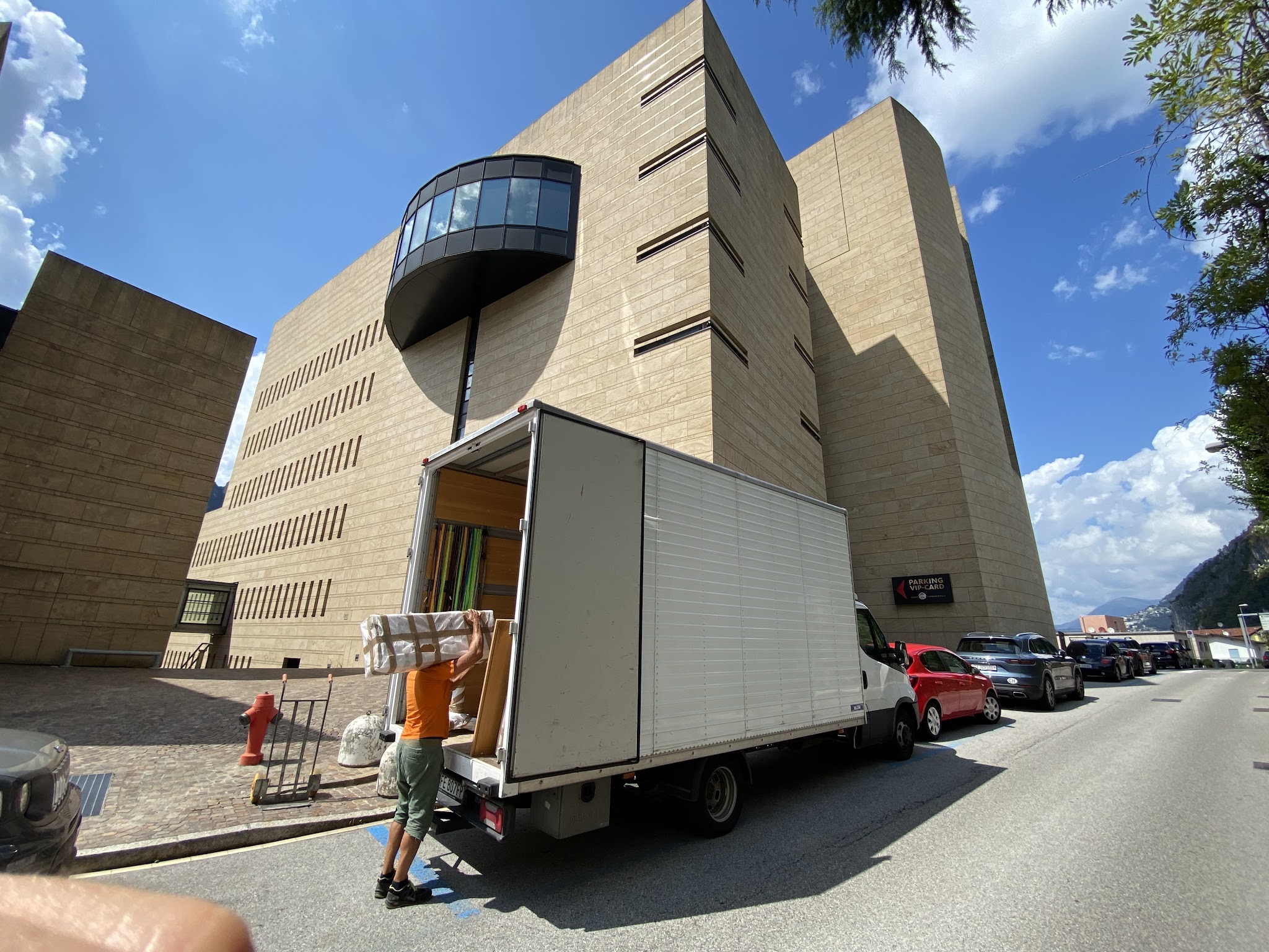 Camion e operatore durante un trasloco
