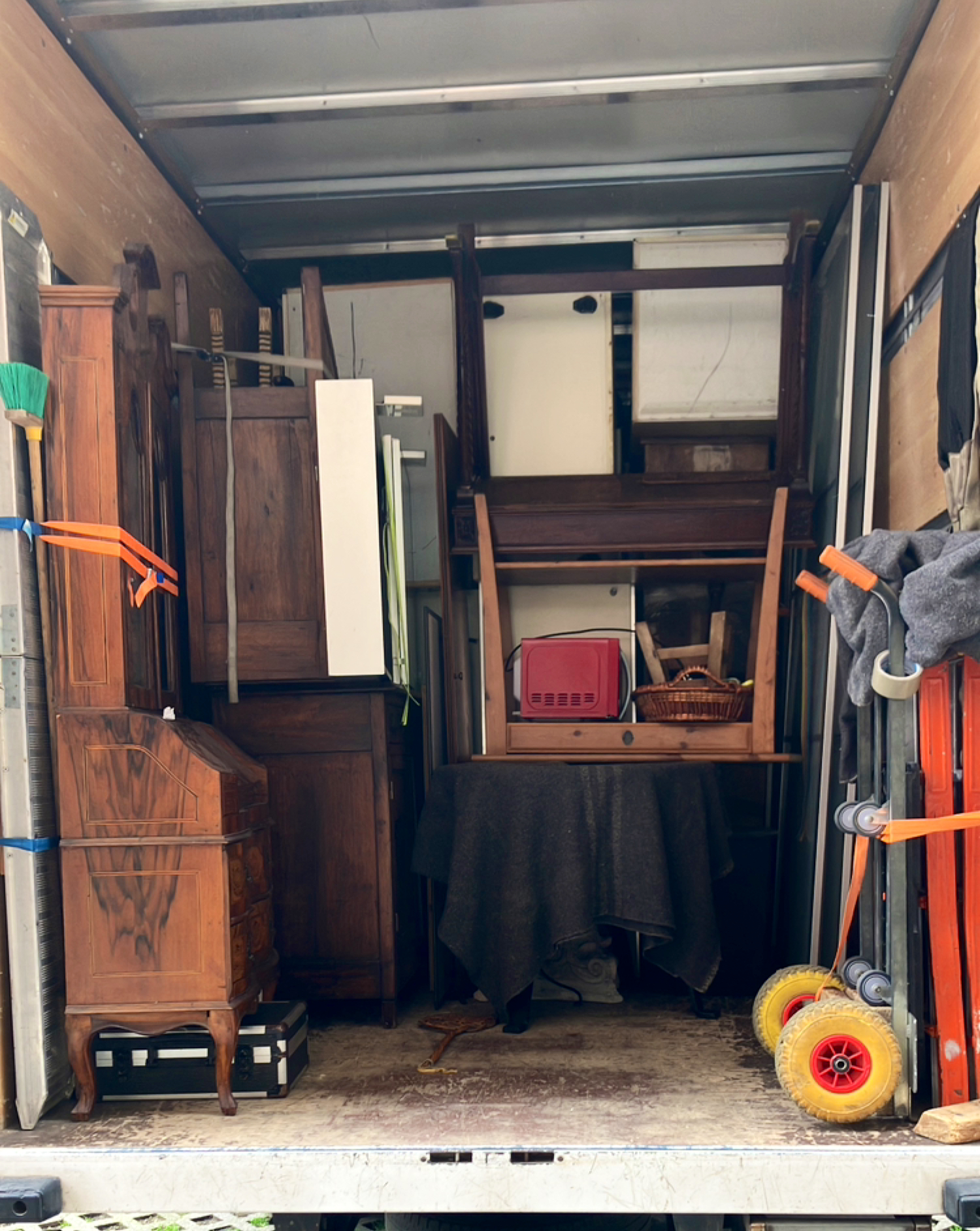 Arredi imballati e disposti nel camion