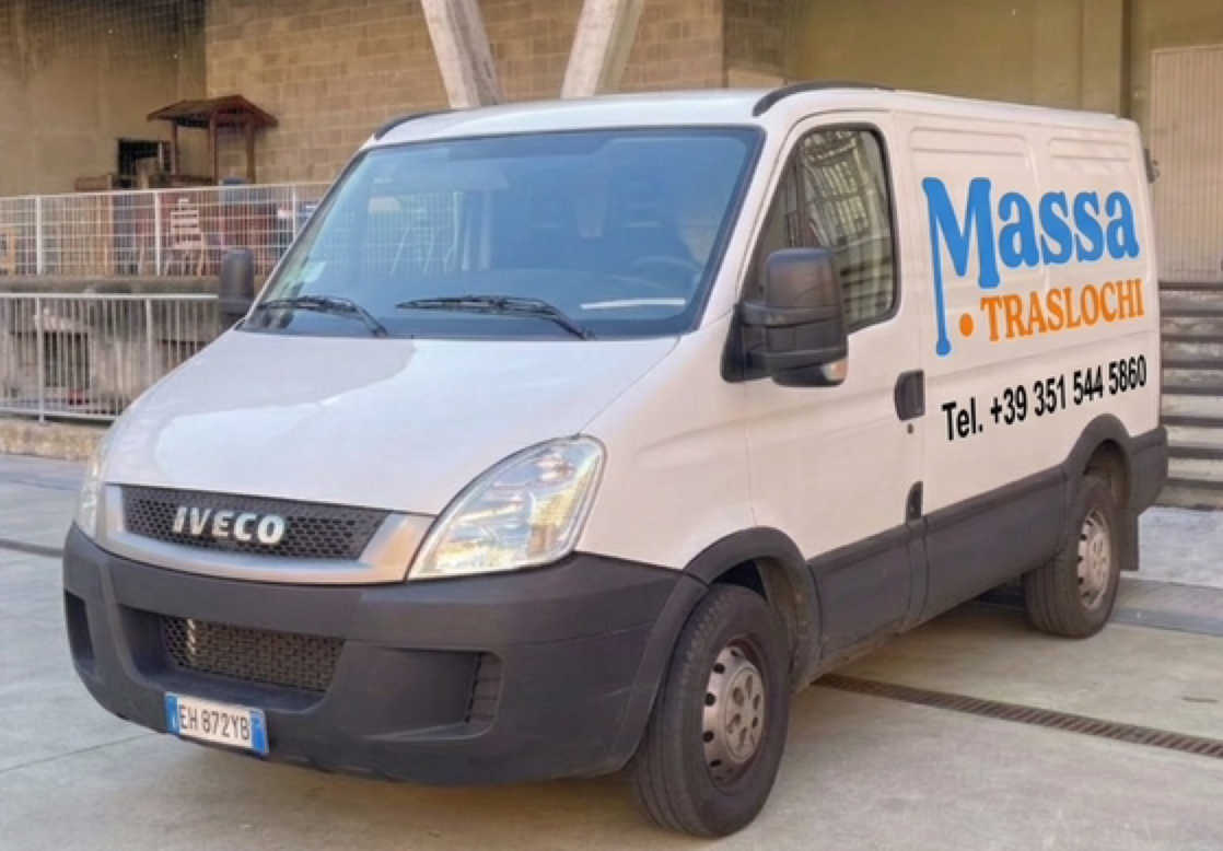 Furgone blu Massa Traslochi con il marchio dell’attività