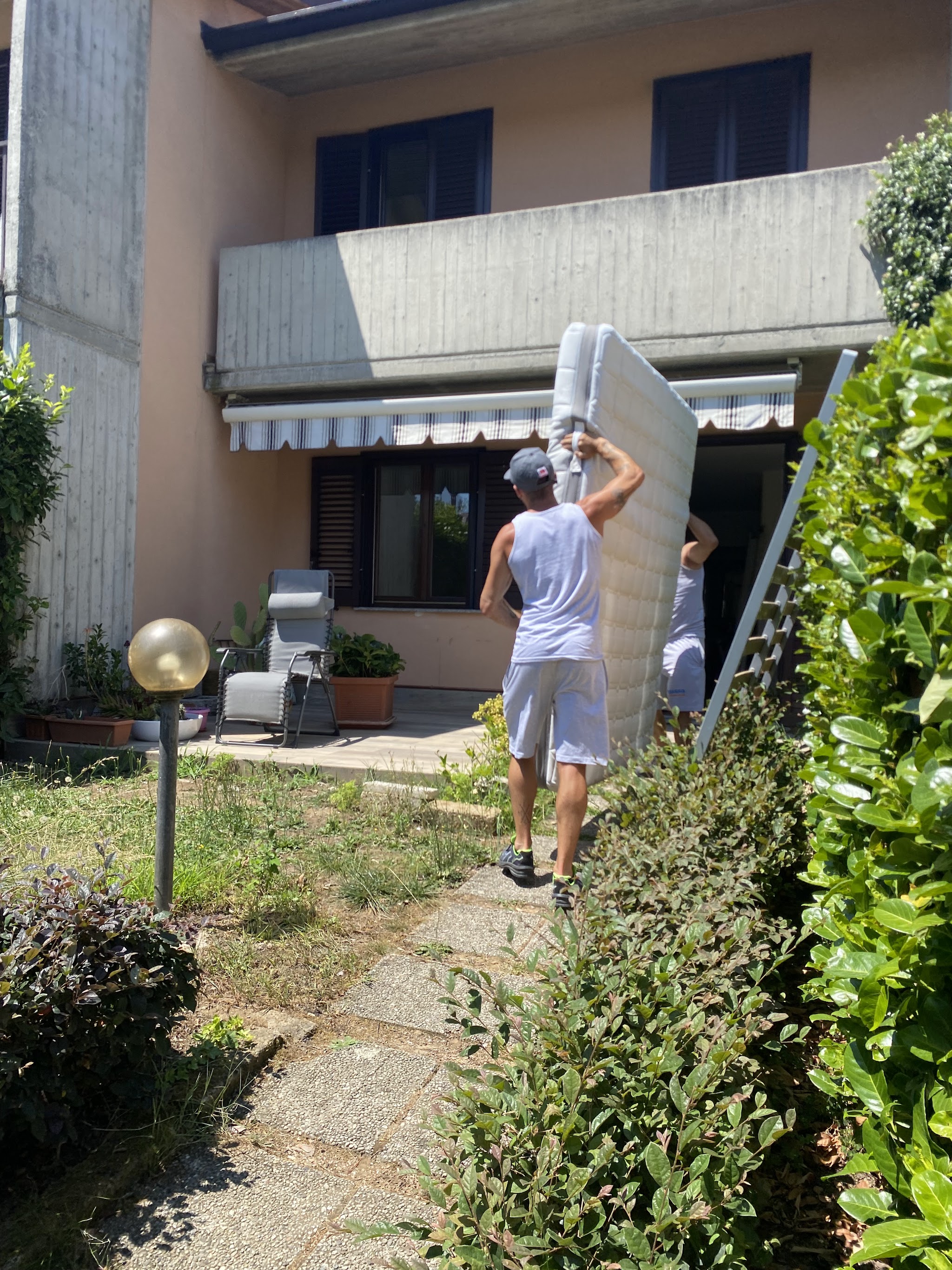 Operatore Massa Traslochi mentre movimenta un materasso