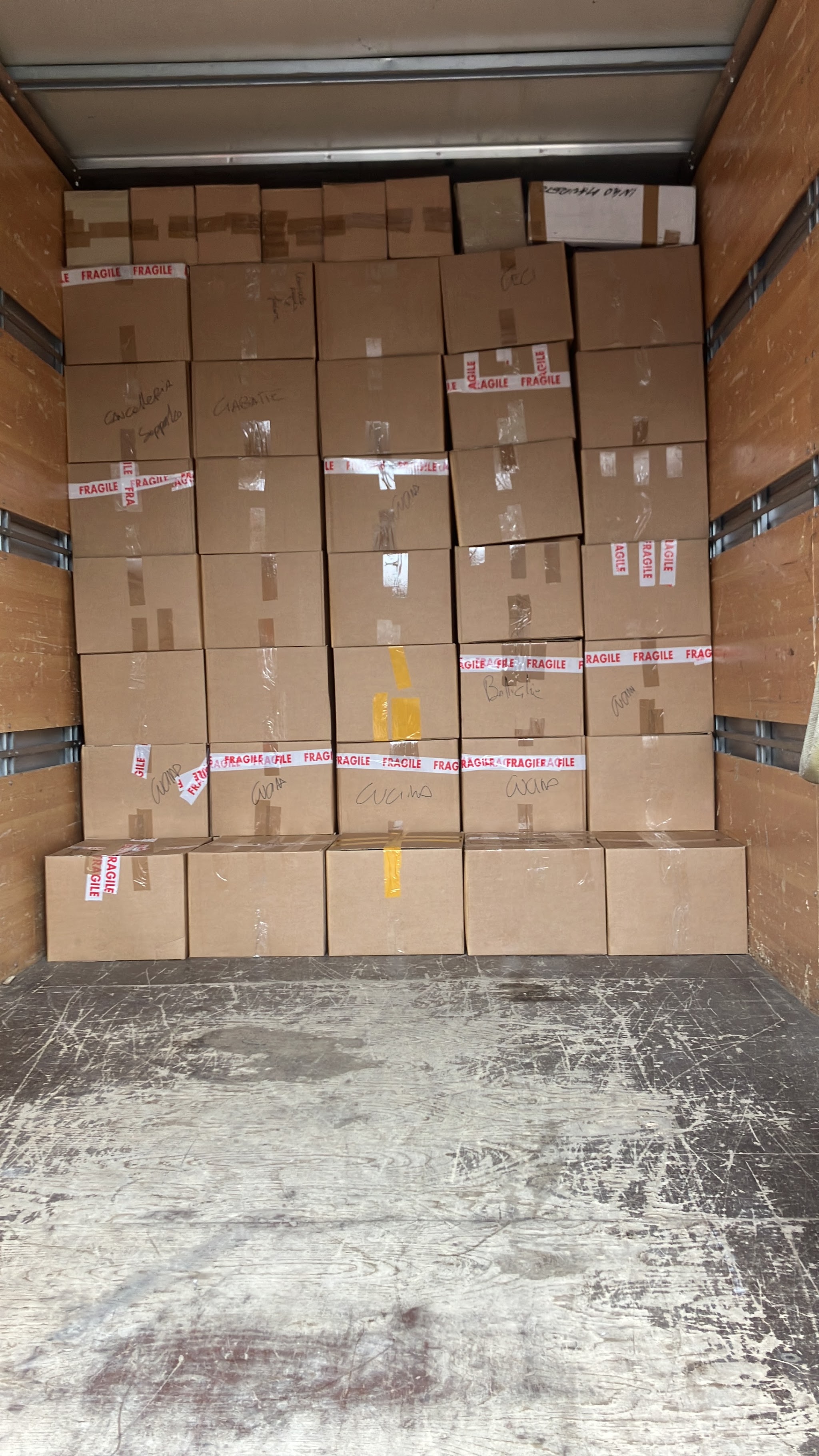 Camion pieno di scatole pronte al trasporto